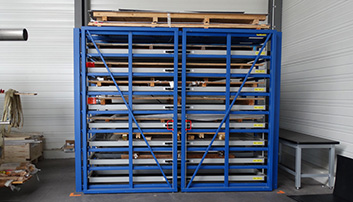 Compact storage system with extendable drawers